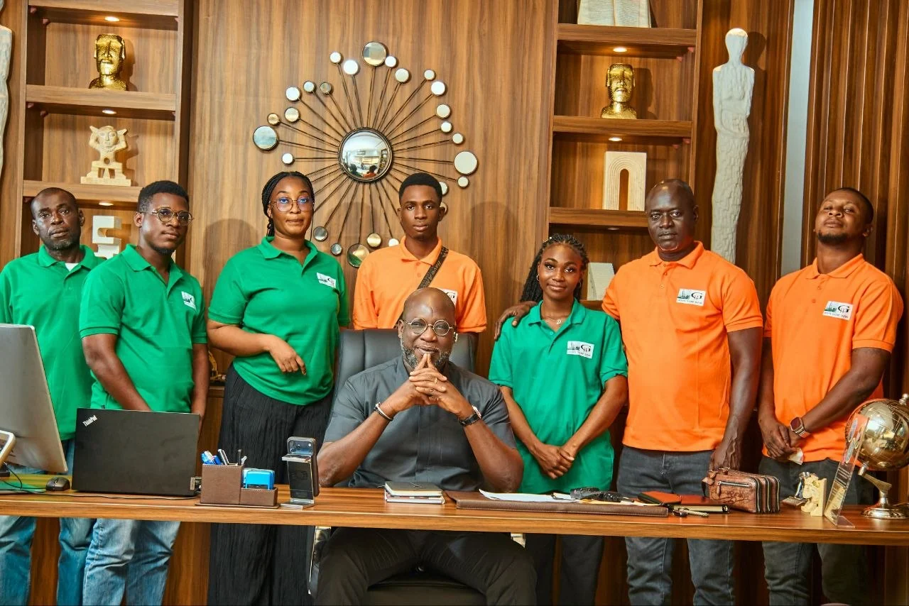 Équipe de Groupe Ivoire Inter réunie avec son Président-Directeur Général à Abidjan