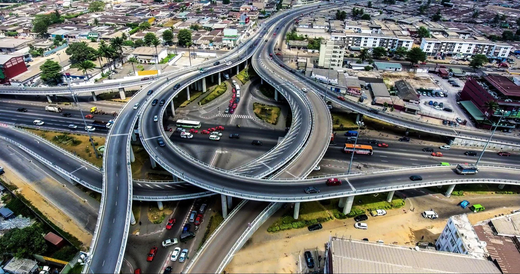 Vue aérienne du Pont Henri-Konan-Bédié et de ses voies d’accès à Abidjan